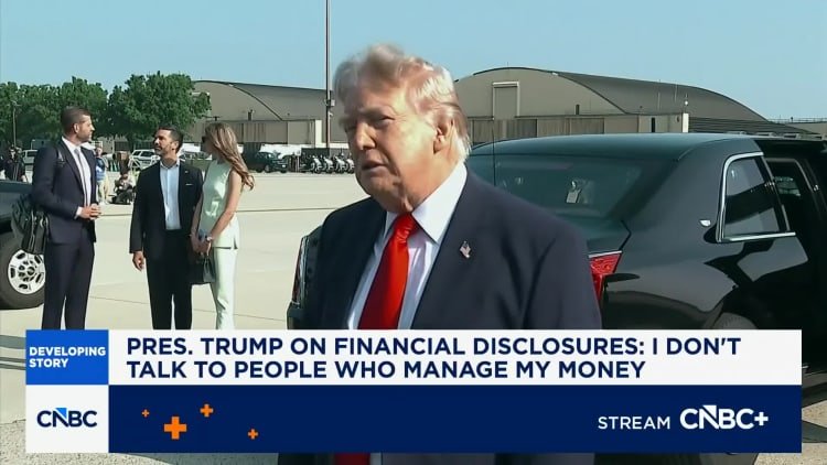Trump: Others invest my money, I profit from the stock market 5 President Trump on financial disclosures: I don't talk to people who manage my money